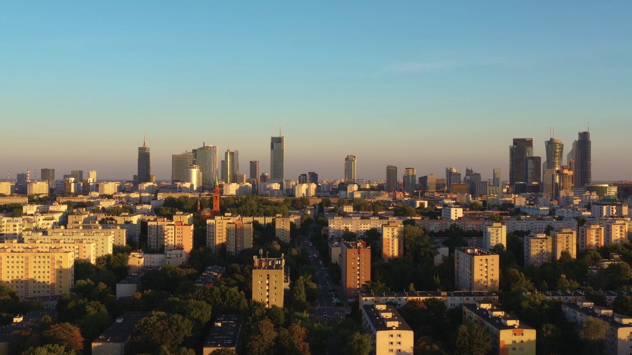 华沙天际线城市线市区鸟瞰图电影视图。日落时分的摩天大楼。日落时大都会的俯视图。日落时大都会的俯视图。视频下载