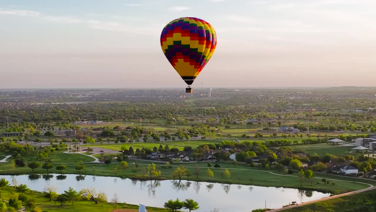 早上在湖上的热气球视频素材