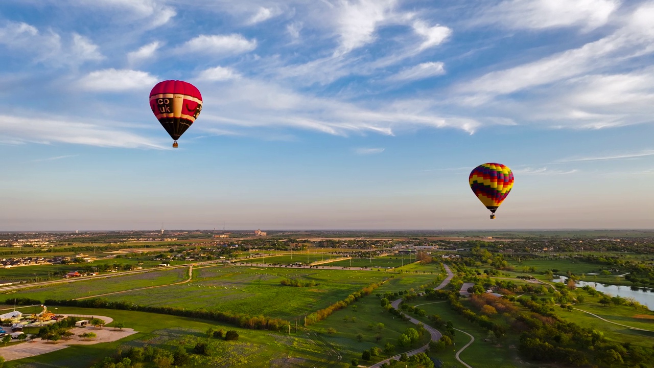 两个热气球在德克萨斯州一个美丽的早晨视频下载