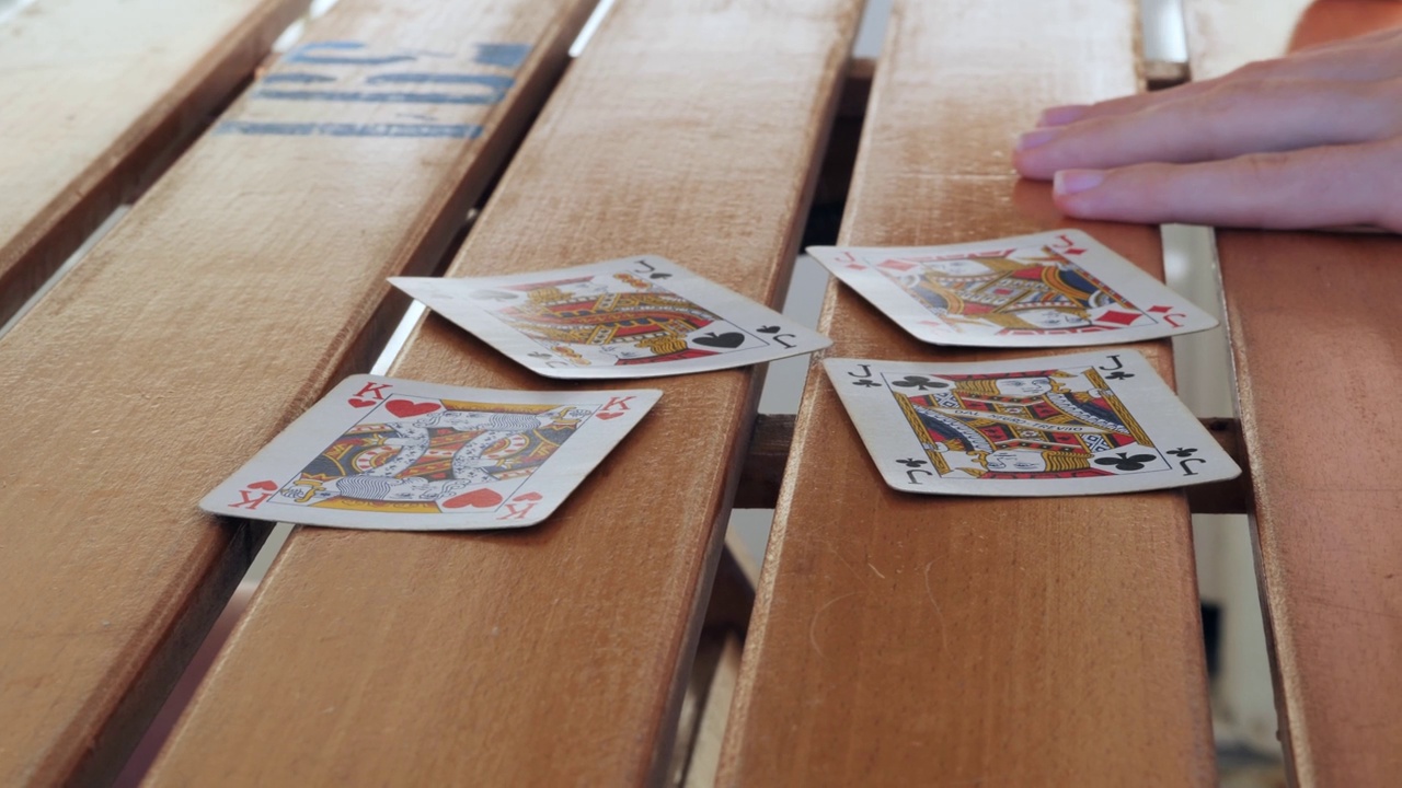 意大利扑克牌的特写镜头，玩家的手在有木条的桌子上移动视频下载