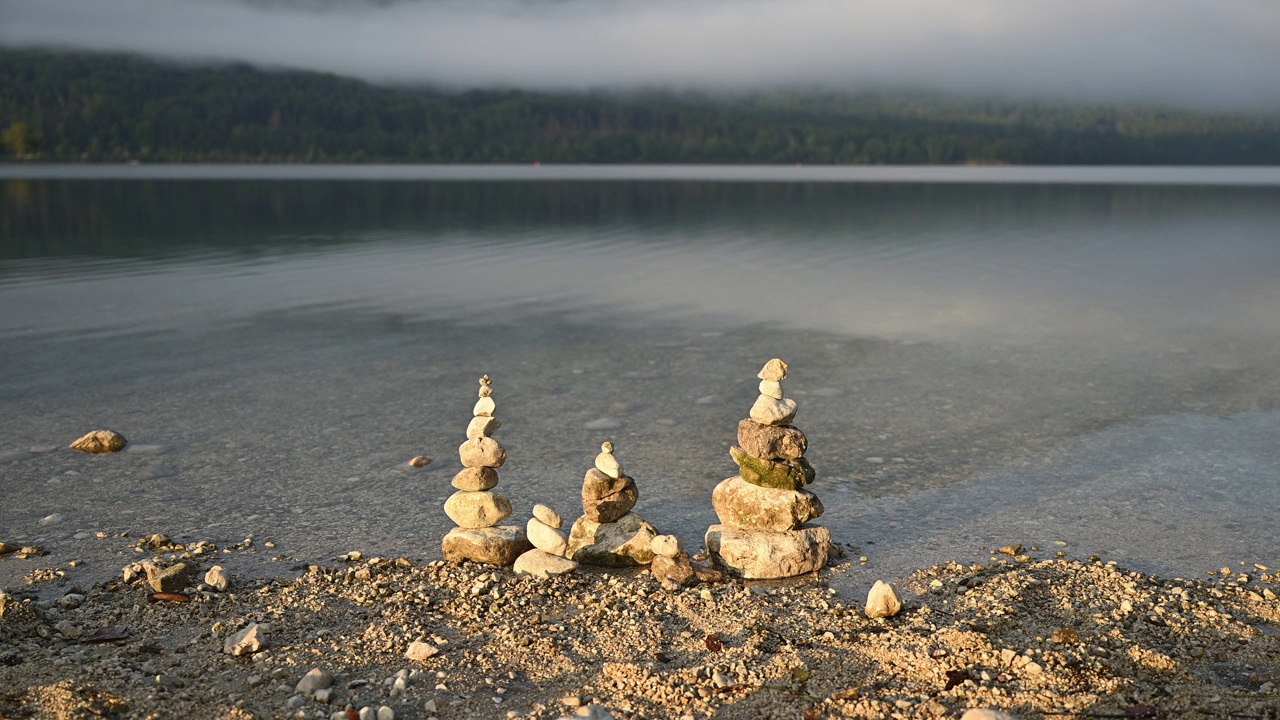 Bohinj湖岸边堆积的石头视频素材