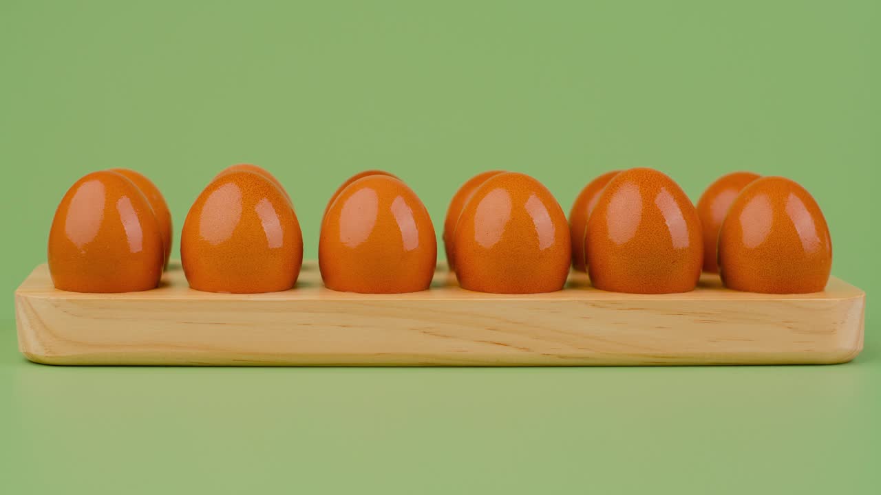 新鲜干净的鸡蛋在鸡蛋档定格视频棕鸡蛋泡视频下载