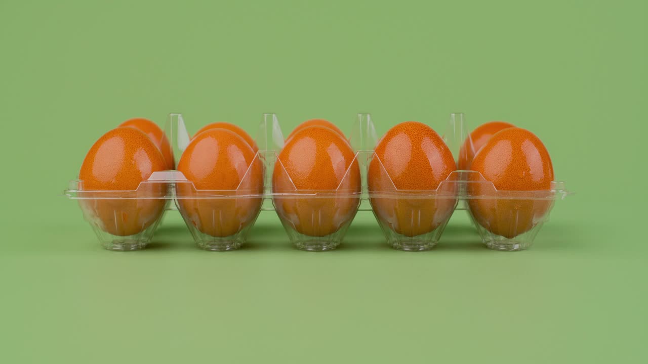 新鲜干净的鸡蛋在鸡蛋档定格视频棕鸡蛋泡视频素材