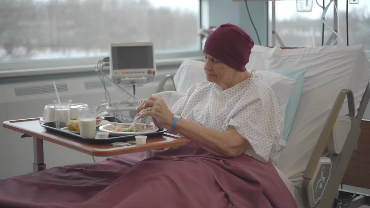 医院里的老年癌症患者视频素材