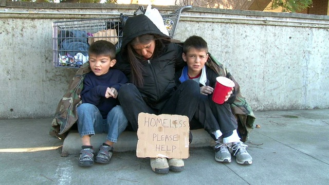 无家可归的家庭你能帮助我们吗视频素材