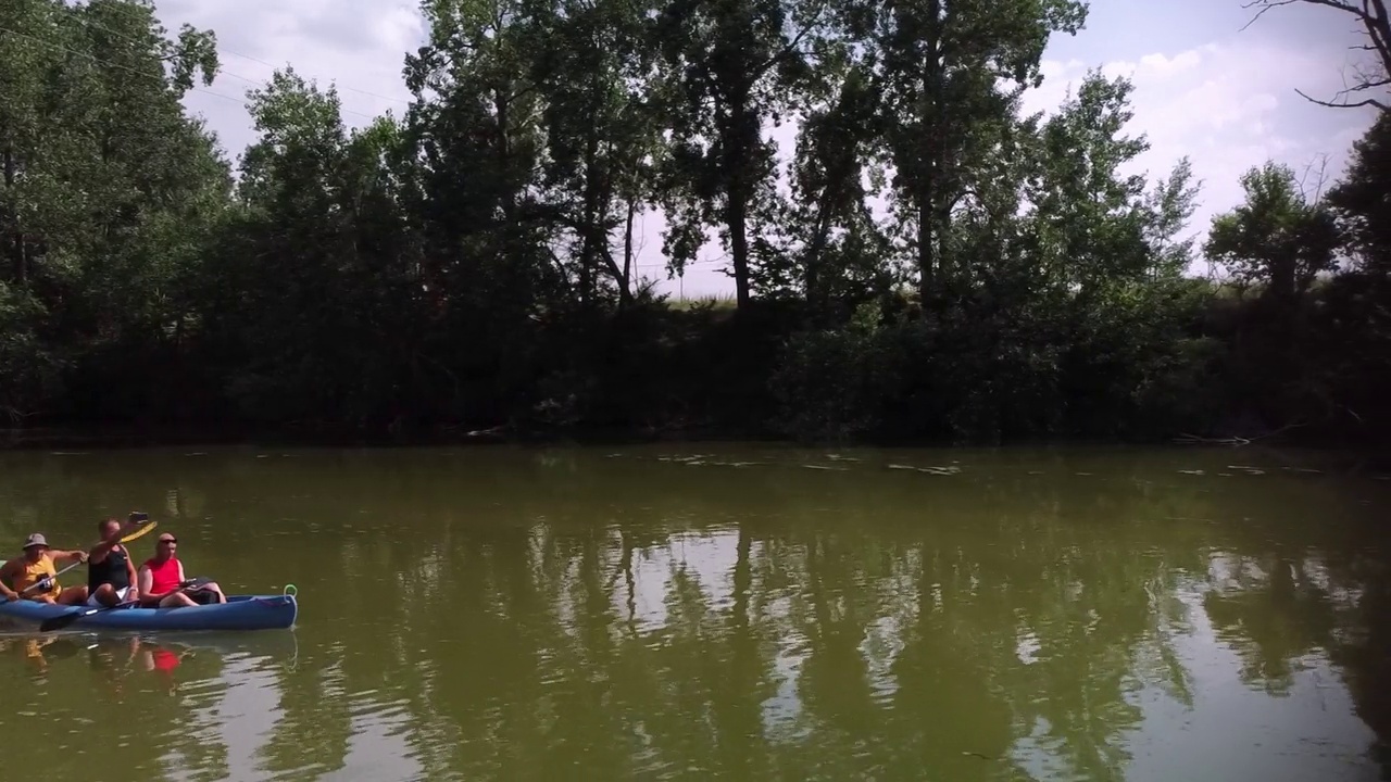 三个成年男子在杜罗河上划着独木舟视频下载