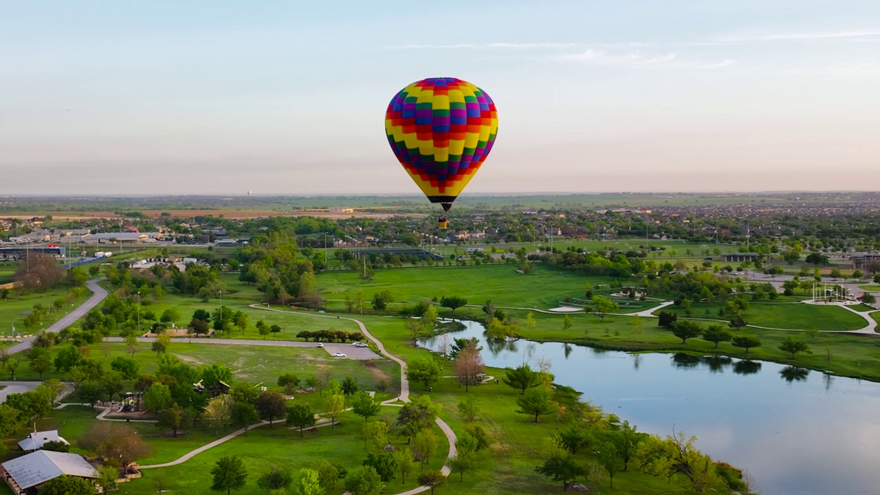 日出时热气球的夏日美景视频下载