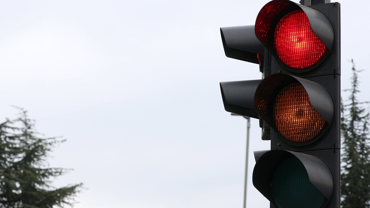 欧洲交通信号灯由红变为绿视频下载