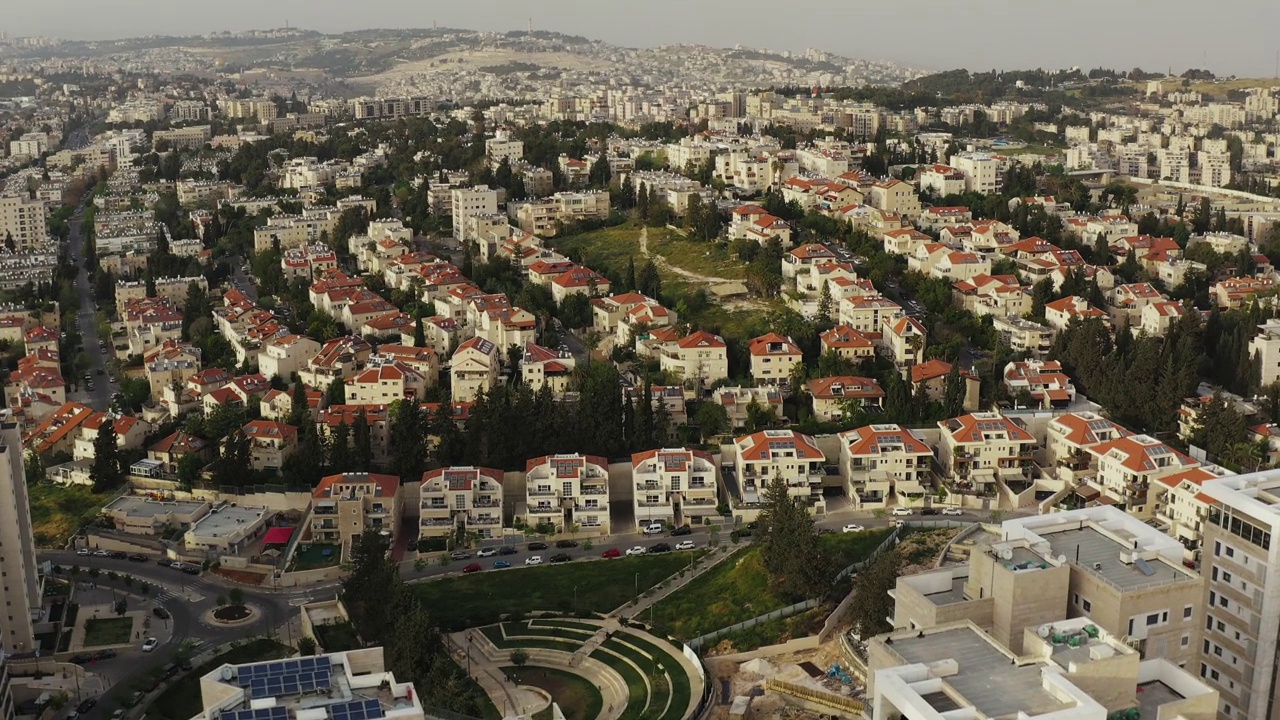 无人机在以色列耶路撒冷居民居住和社区的住宅楼上空拍摄视频下载