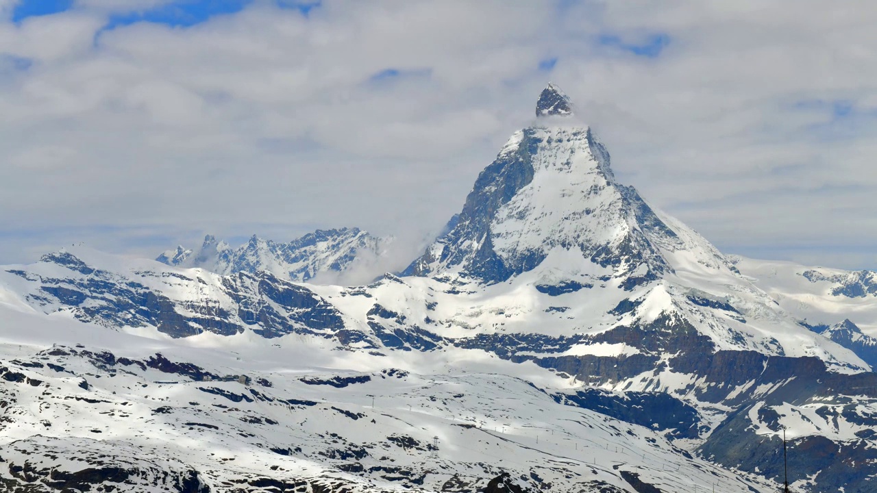 瑞士阿尔卑斯山与马特洪峰在阳光明媚的日子瑞士采尔马特的延时视图视频下载