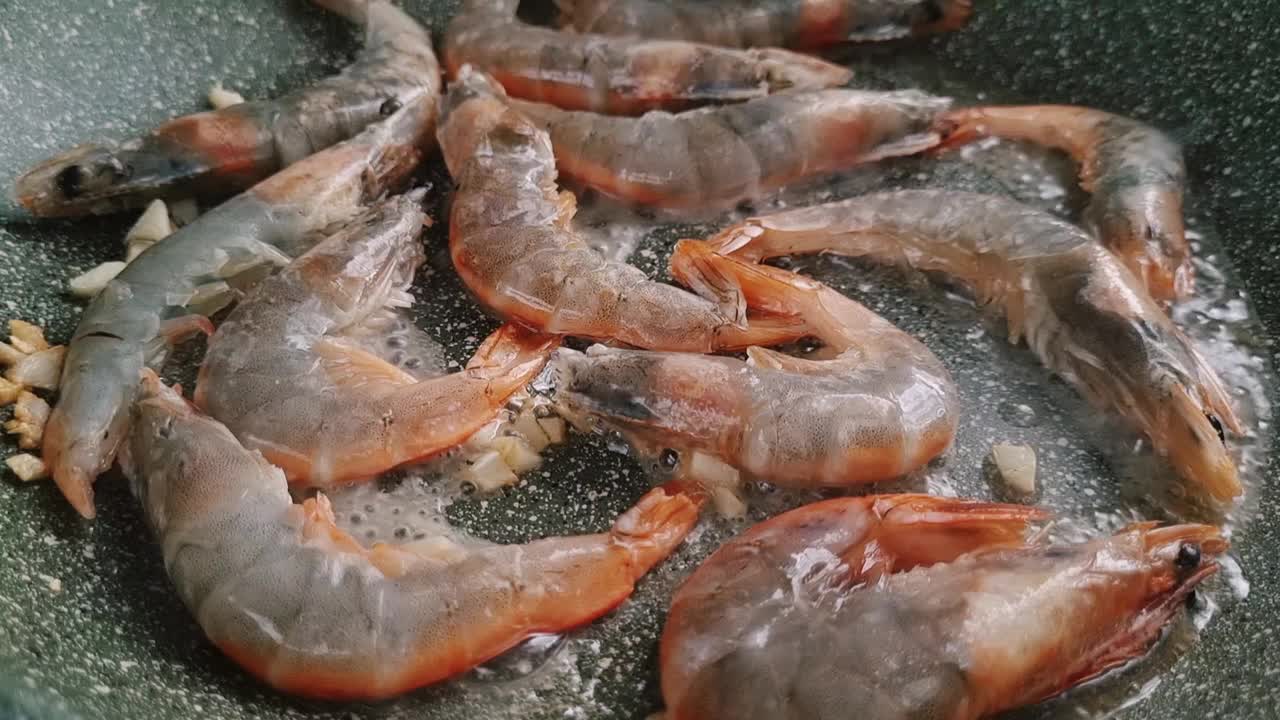 新鲜的虎虾，用煎锅煎，用大蒜和香料油煎，移动视频，视频素材