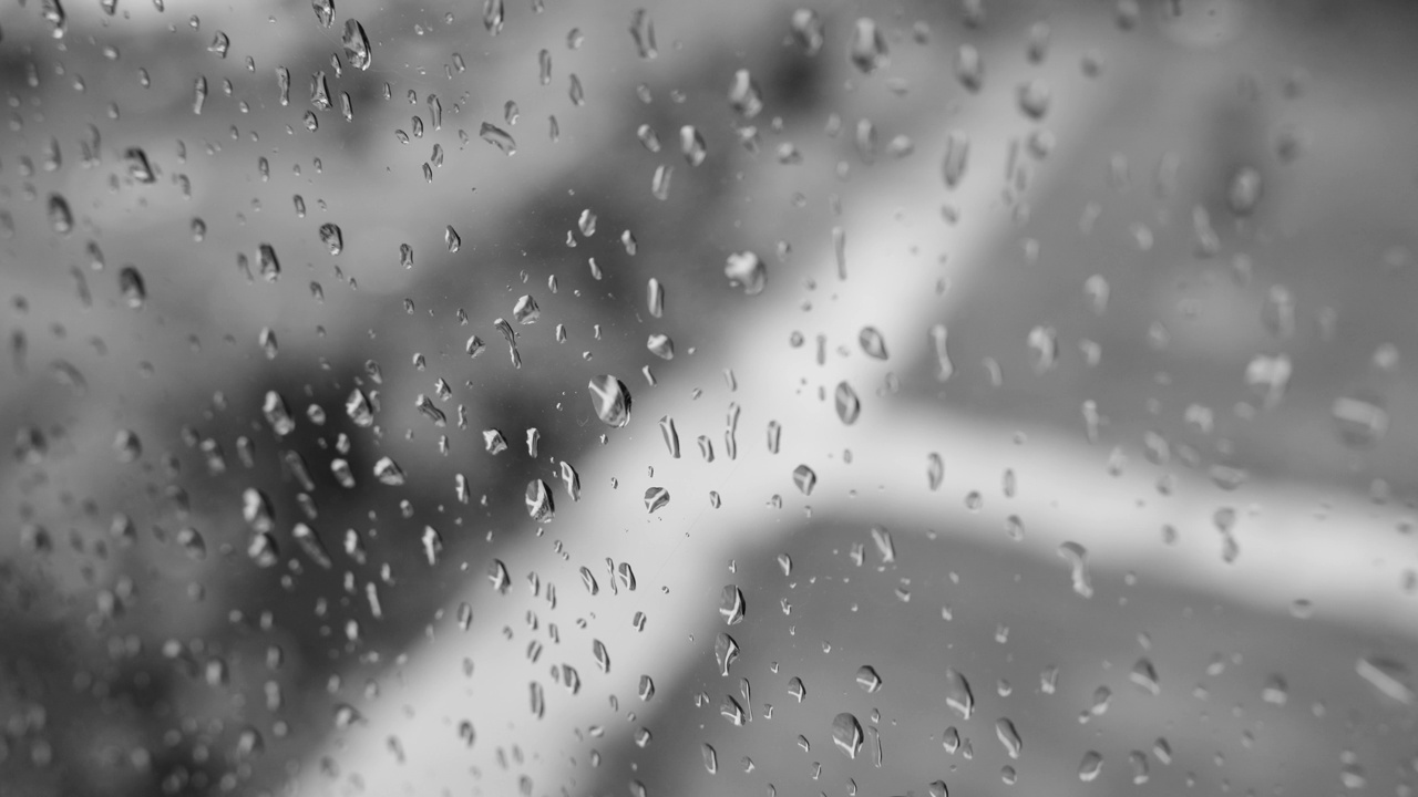 窗在雨后滴黑白，特写与模糊的背景视频素材