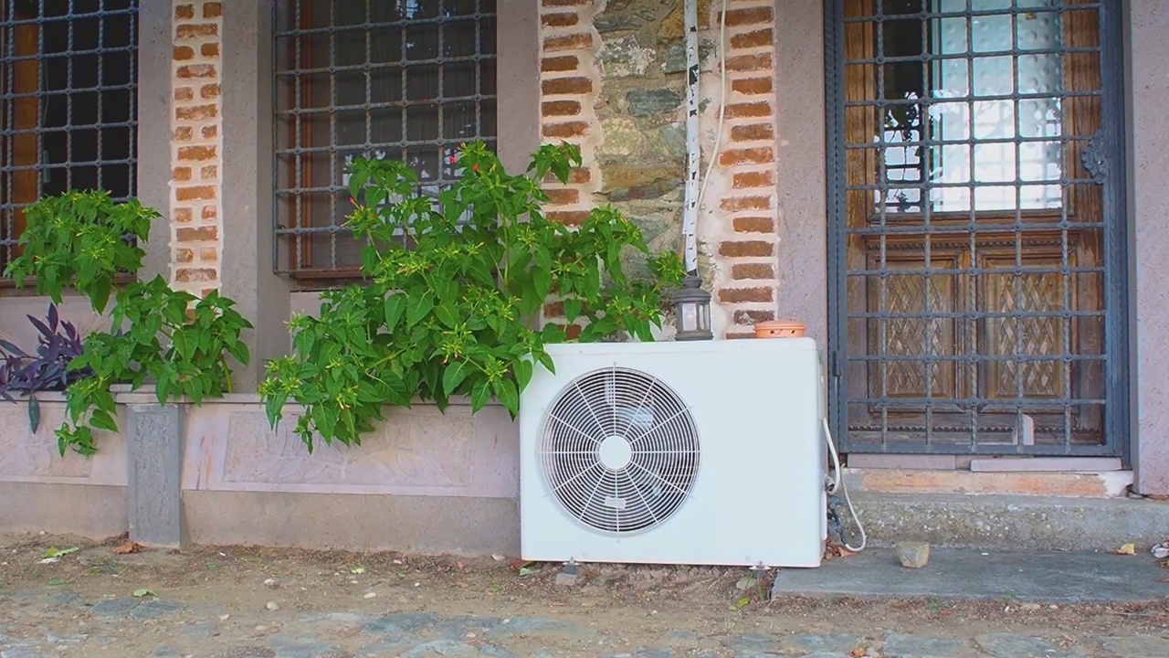 土耳其某住宅的空气源热泵。-库存视频视频下载