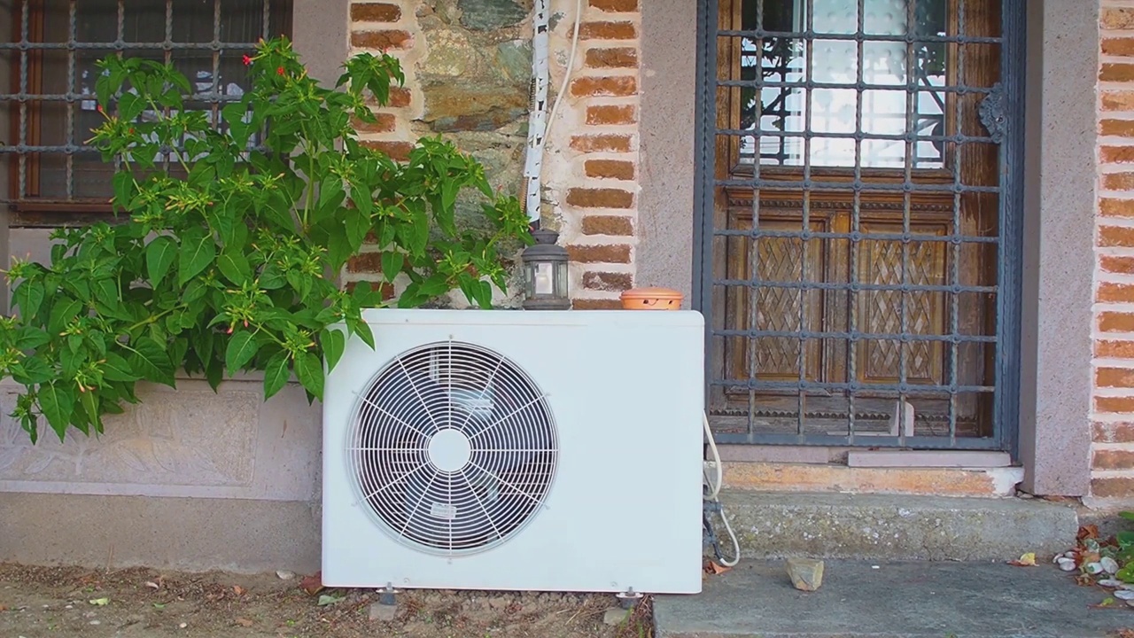 土耳其某住宅的空气源热泵。-库存视频视频下载