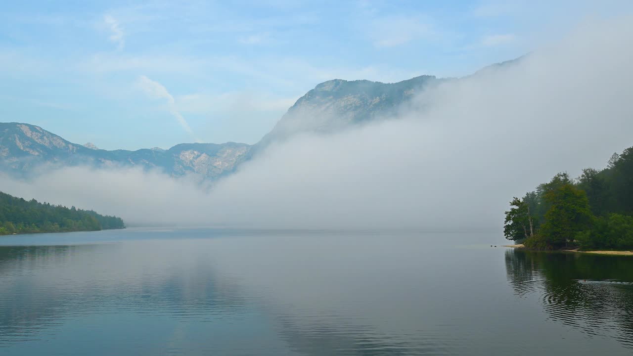 夏天的早晨，雾云笼罩着博希尼湖视频素材