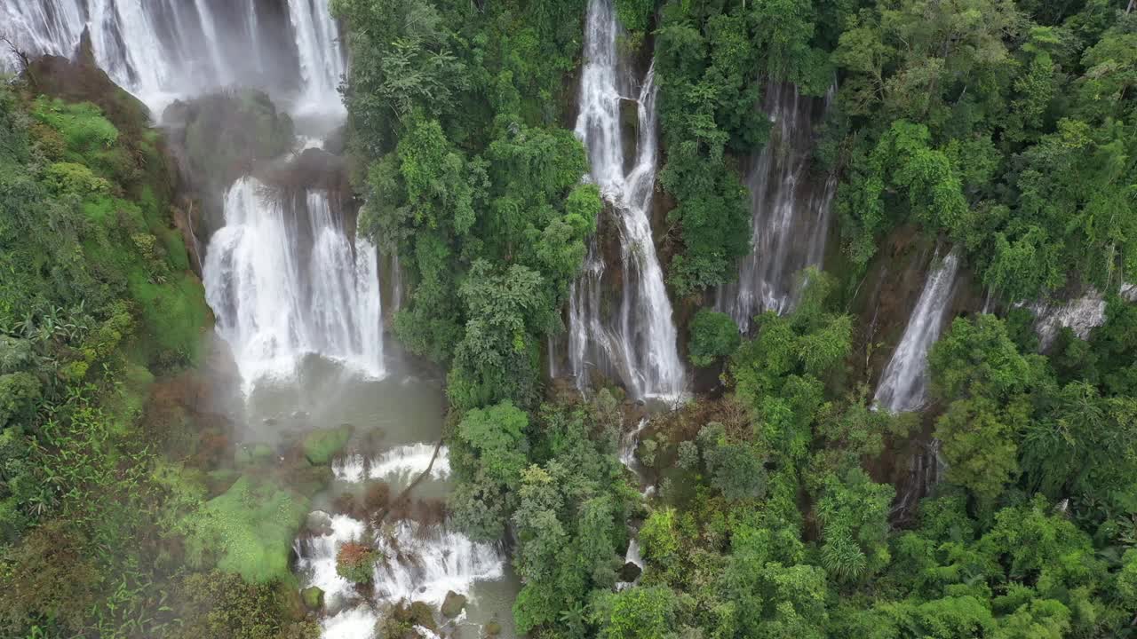 鸟瞰泰国的Thi Lor Su大瀑布。视频下载
