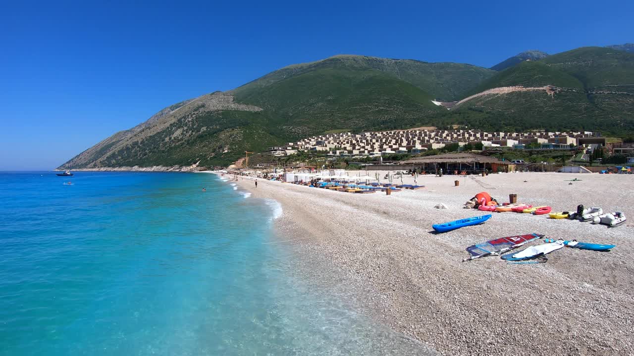 欧洲阿尔巴尼亚美丽的帕拉萨海滩的夏日景色视频下载