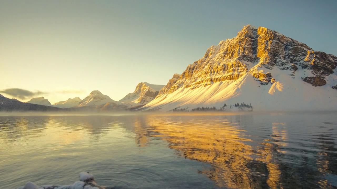 日出冬季在雪山弓湖，阿伯塔加拿大视频下载