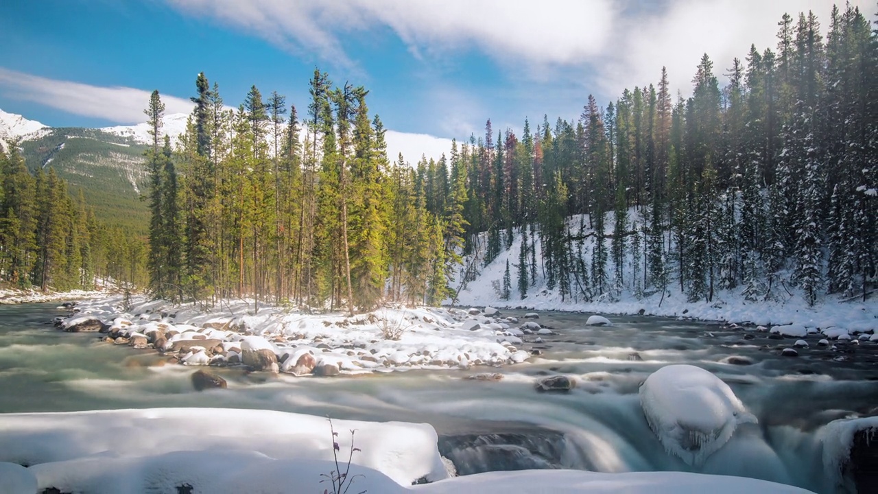 冬日里阳光明媚的瀑布，加拿大阿伯塔省视频下载