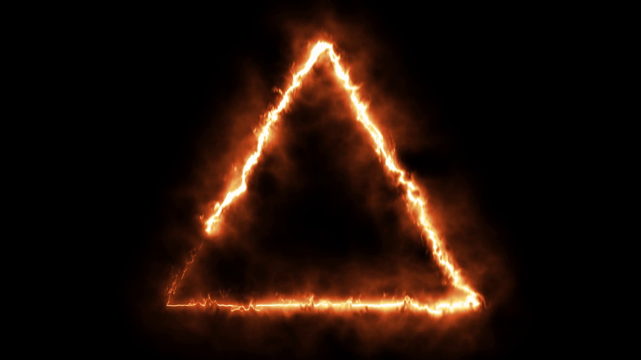在三角形上开火，在黑色背景上行动画素材。4 k视频下载