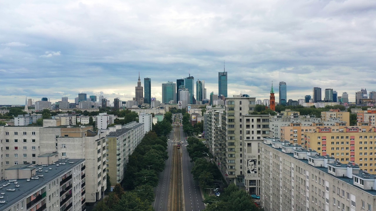 华沙城市天际线鸟瞰图。Aleja Jana Pawła II和背景上的摩天大楼视频下载