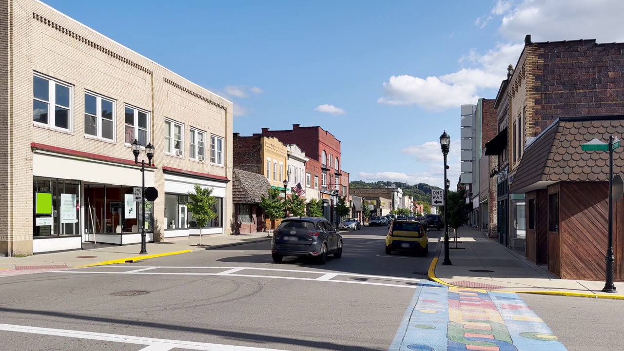 典型美国小镇主街的日景拍摄视频素材