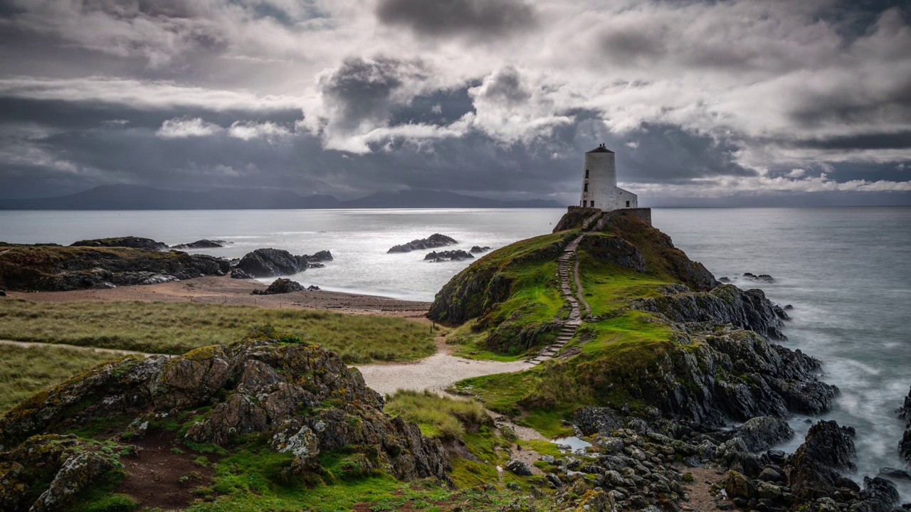 威尔士海岸线与兰德温(Tŵr Mawr)灯塔，安格尔西岛-英国视频素材