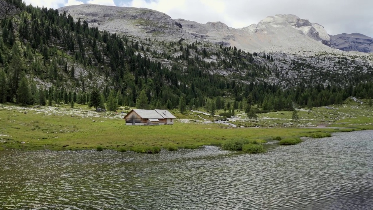 意大利阿尔卑斯山脉，法内斯-塞内斯-布雷斯自然公园里的拉瓦雷拉小屋附近的勒维特湖视频下载