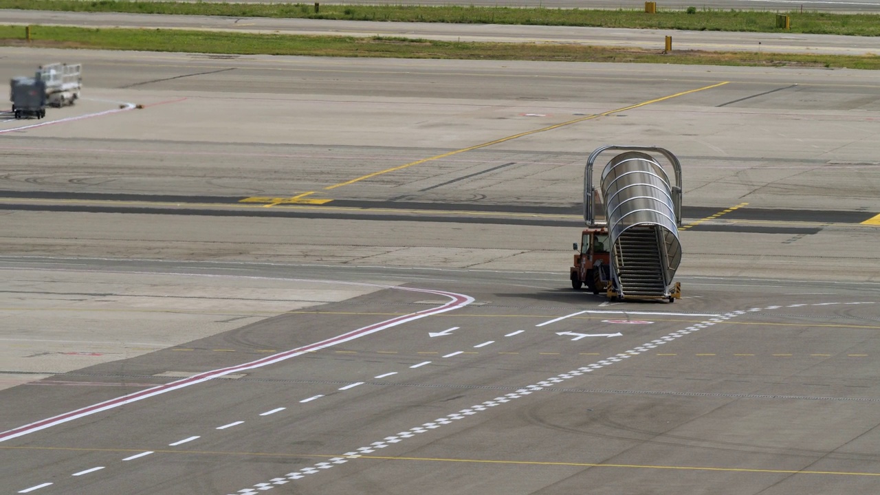 飞机上乘客登机用带盖和便携式梯子的处理方法视频下载