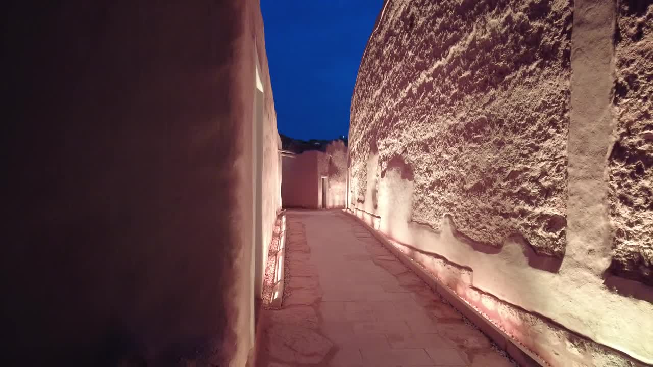 沙特阿拉伯Ad-Diriyah，被联合国教科文组织列为世界遗产的图拉伊夫夜间灯火通明的街道视频下载