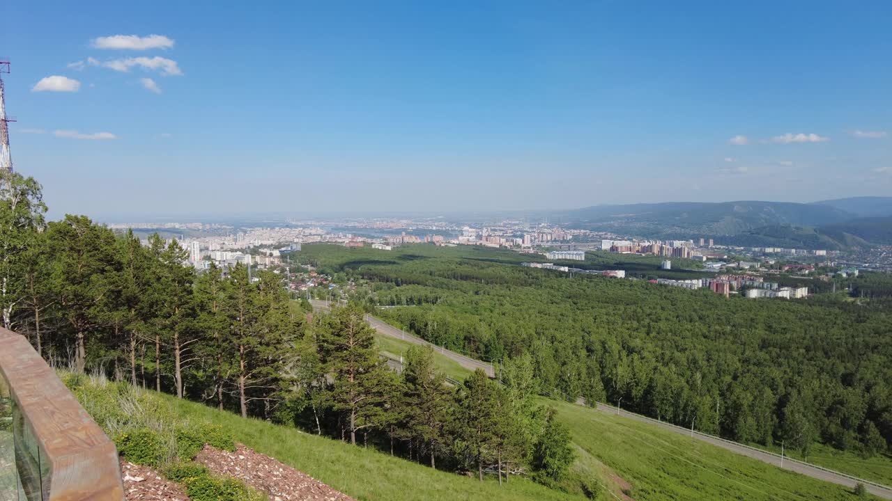 克拉斯诺亚尔斯克市阿丰托沃山上的俄罗斯联邦大国旗。尼古拉耶夫斯卡亚山上的露天观景台视频素材