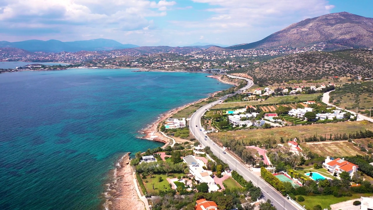 由无人机拍摄的阿提卡苏尼奥爱琴海海岸令人惊叹的绿松石水。视频下载
