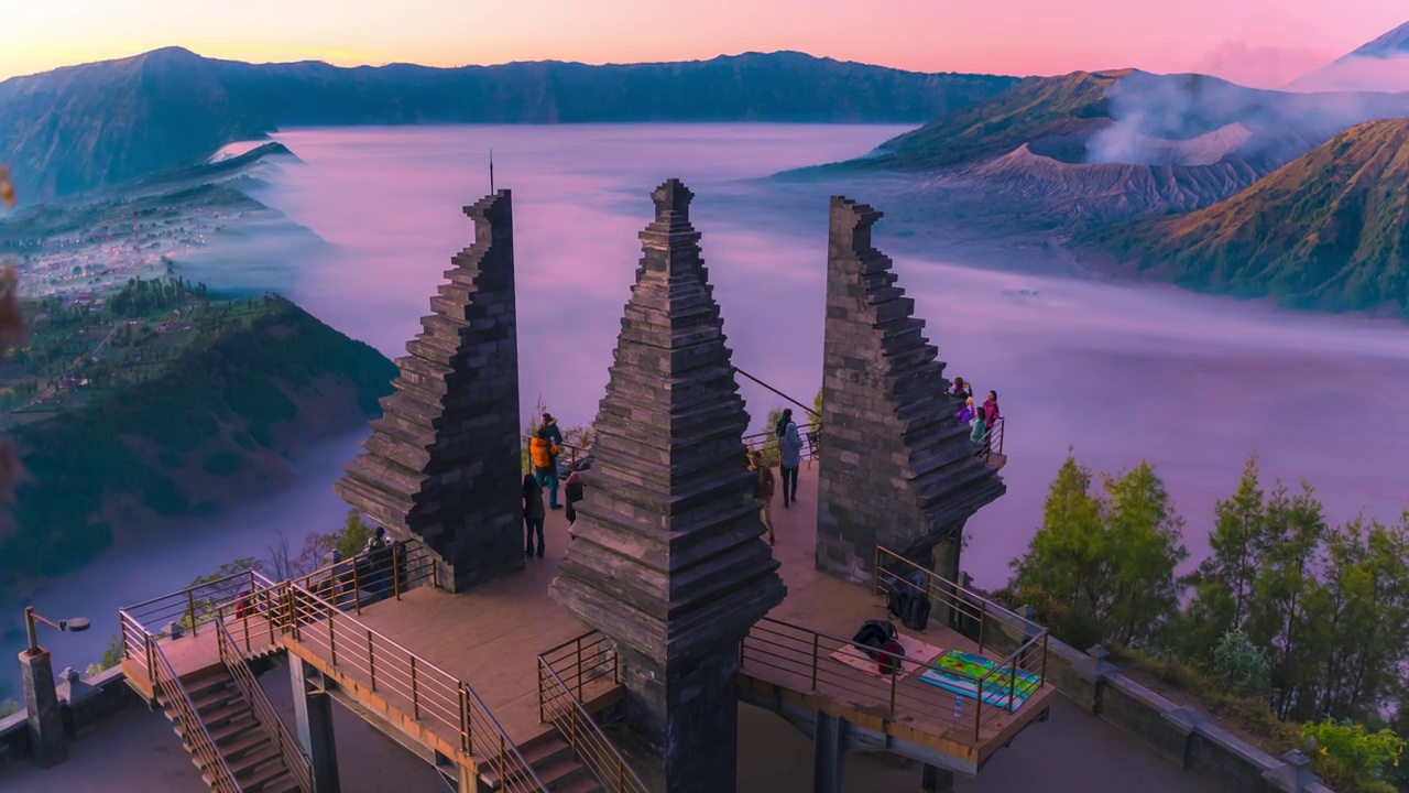 视频4k超延时从Seruni点日出美丽的Bromo山。在印度尼西亚爪哇帖木儿Kabupaten Probolinggo的黄昏时分，Bromo山的时间变化。视频下载