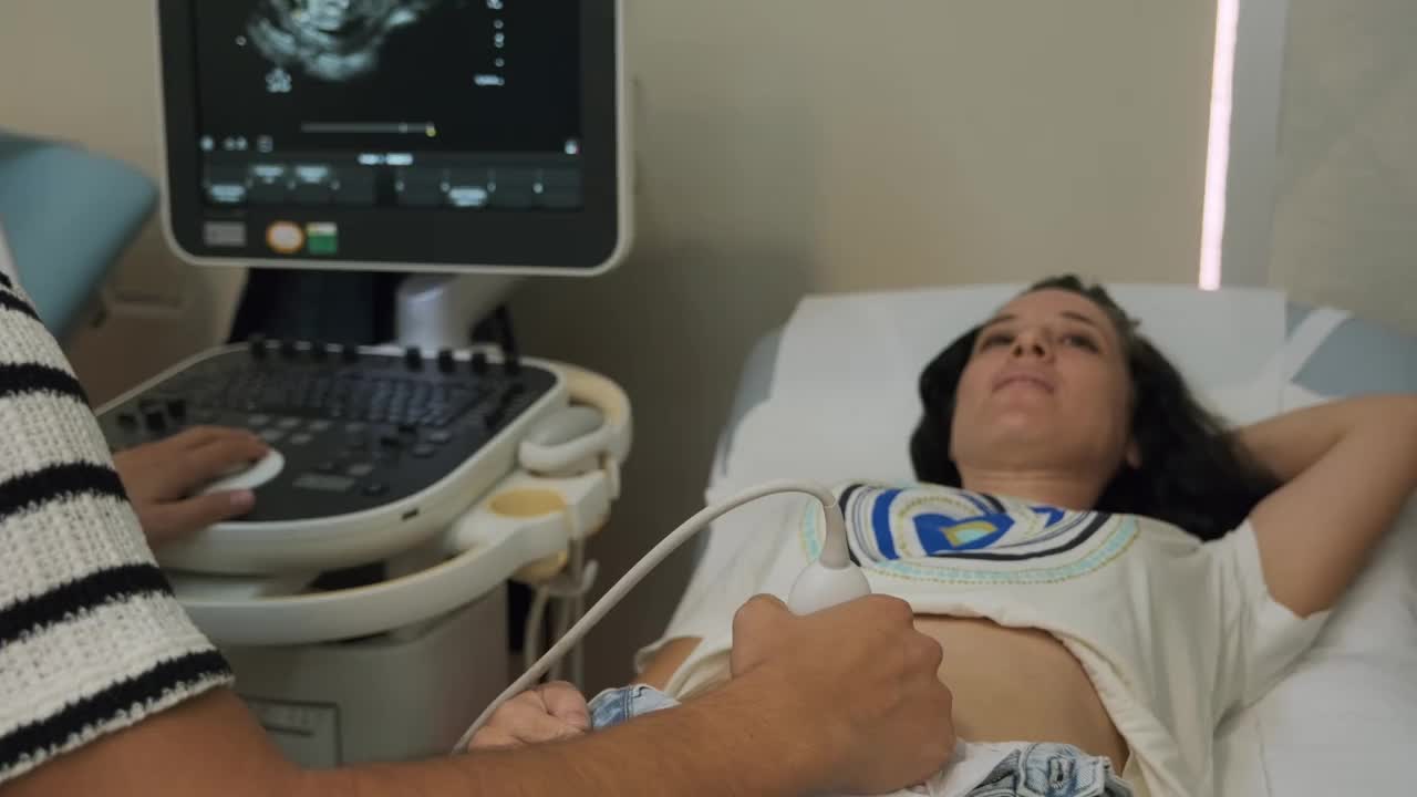 这位怀孕的年轻妇女正在接受产科医生的检查。视频下载