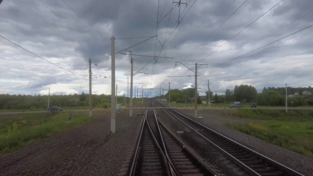 从一列驶离的客运列车的窗口看到的铁路轨道。视频下载