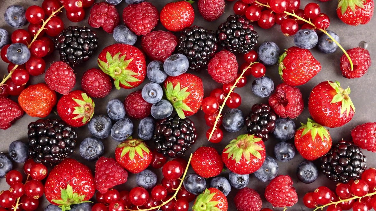 新鲜成熟的夏季浆果草莓，黑莓，蓝莓视频素材