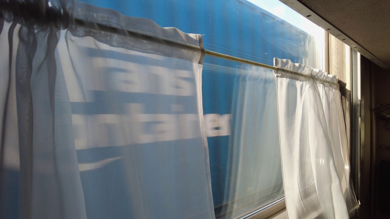 行驶中的客运列车的窗户。视频下载