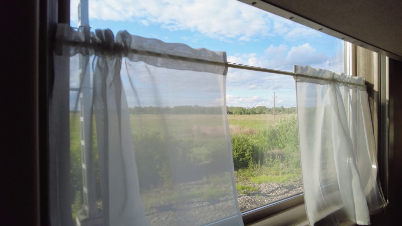 行驶中的客运列车的窗户。视频素材