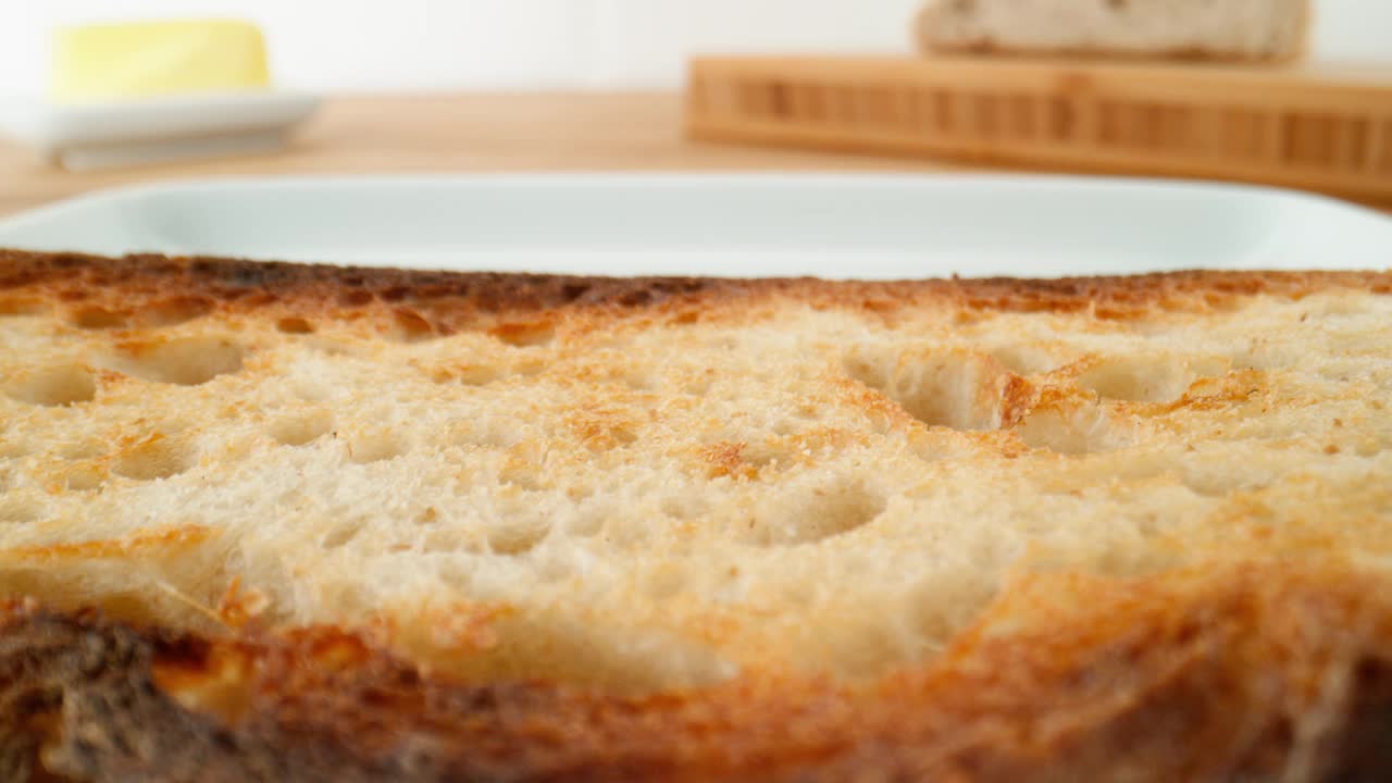 面包上的黄油和酵母提取物视频下载