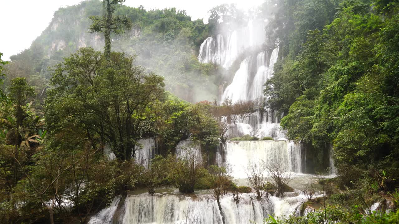 这是泰国著名的瀑布。视频下载