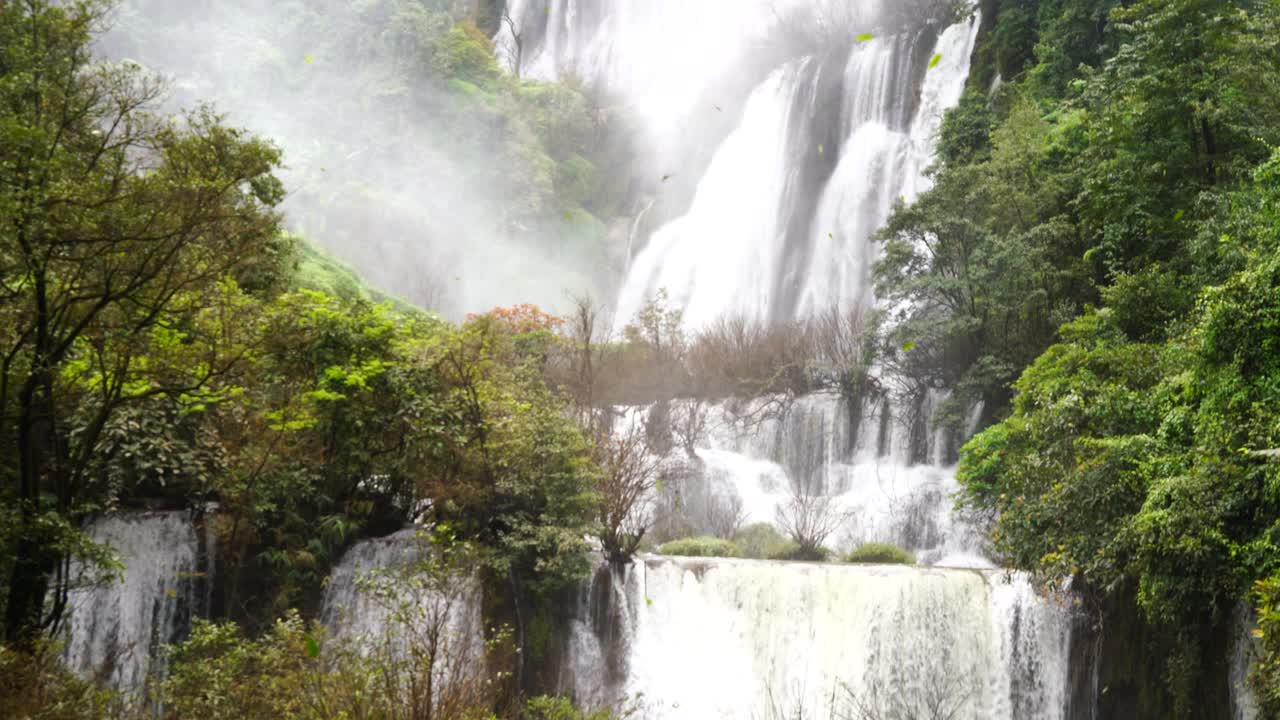 这是泰国著名的瀑布。视频下载
