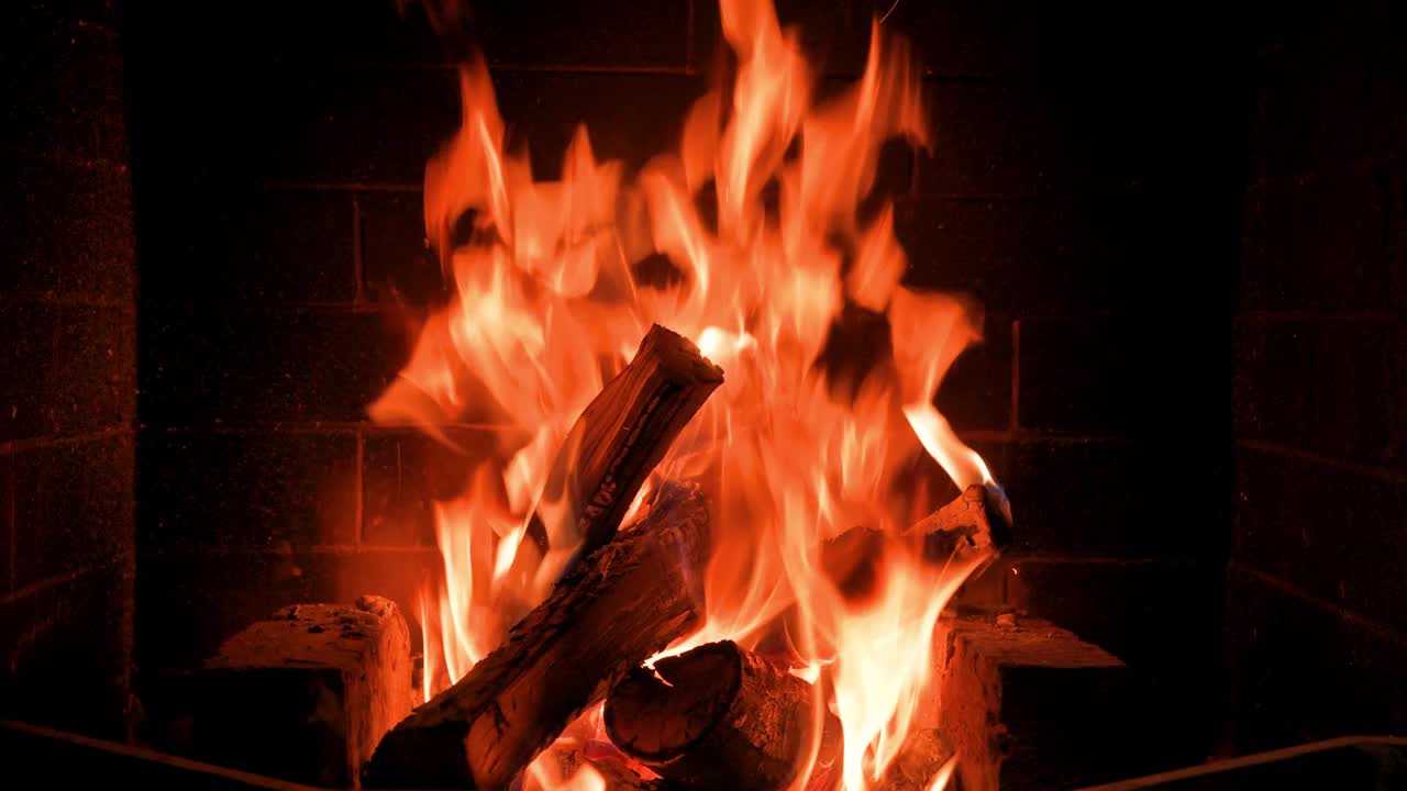 家庭壁炉与红色火焰和柴火。4K视频放松无尽的镜头视频下载