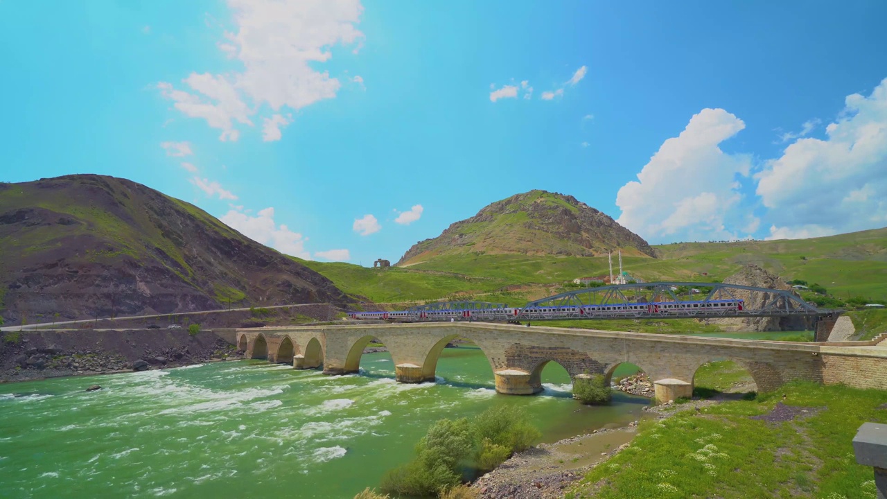 火车穿过土耳其的高架桥视频下载