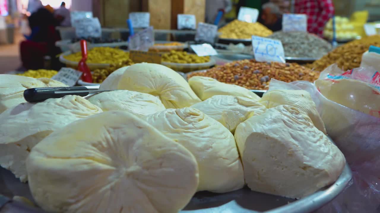 马拉提亚市场上手工制作的乡村奶酪。视频下载