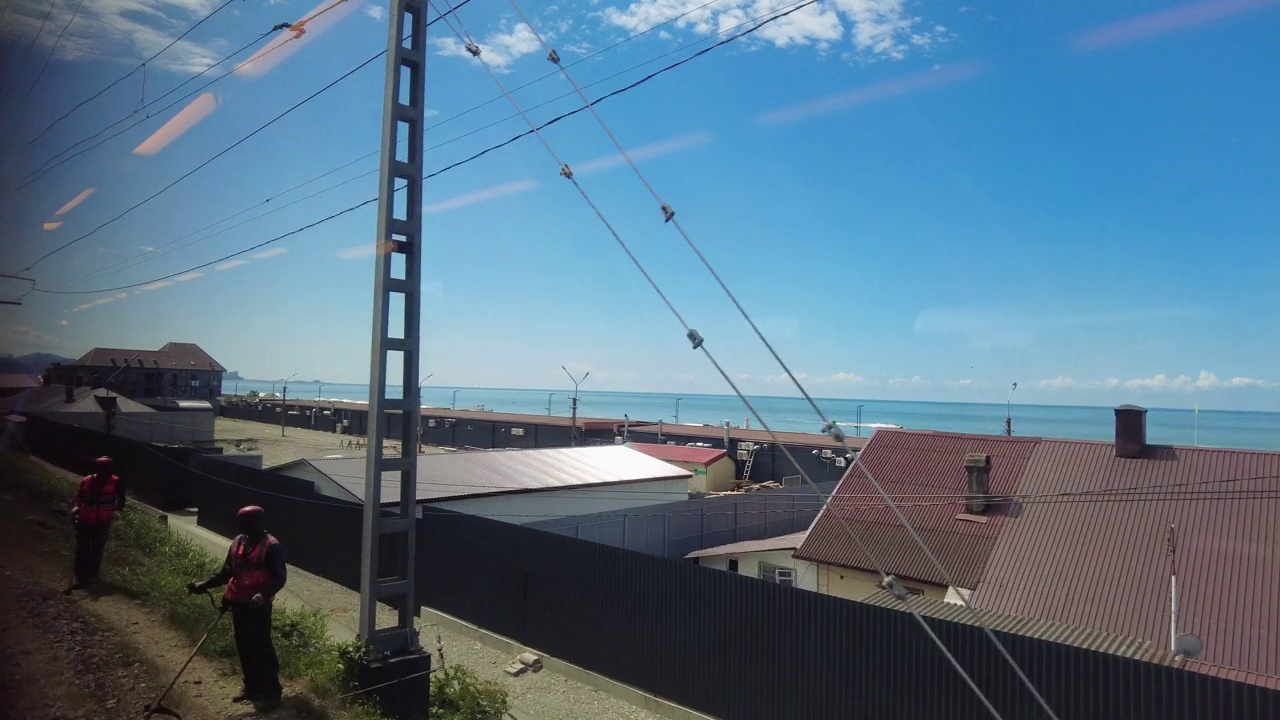 从火车窗口看到索契市附近的黑海海岸。视频素材