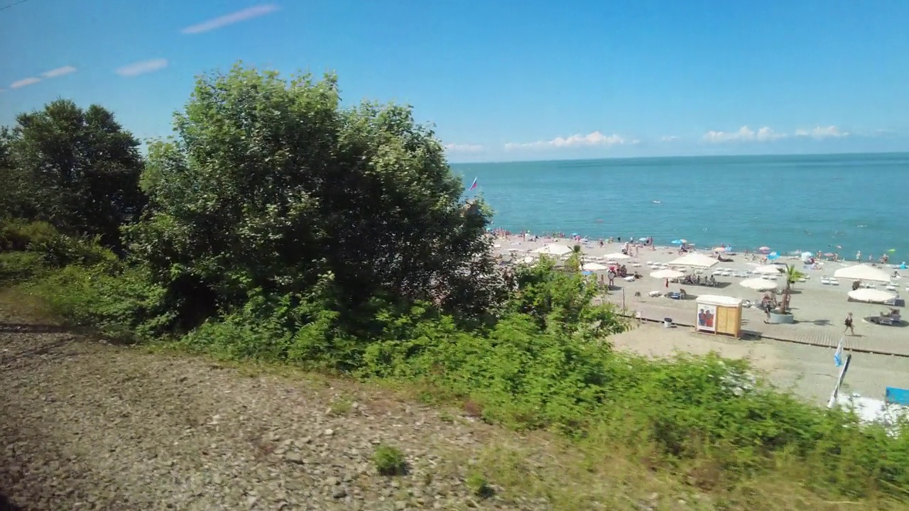 从火车窗口看到索契市附近的黑海海岸。视频下载