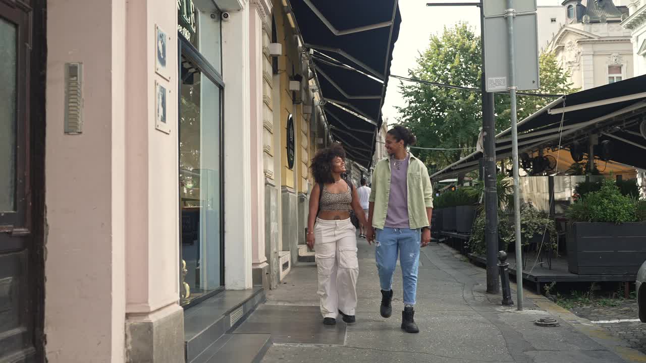 美丽的男人和女人在城市里散步视频素材