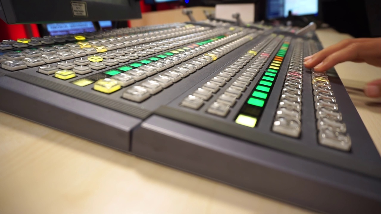 在广播电视演播室中使用视频混频器进行视频切换视频下载