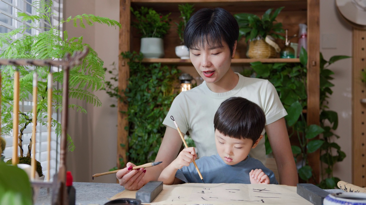 亚洲母亲和孩子在家学习书法视频下载