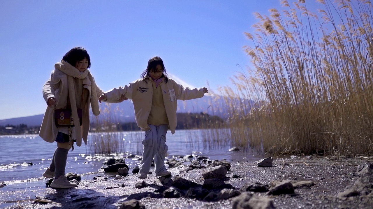 两个亚洲女孩在日本川口湖玩耍视频下载